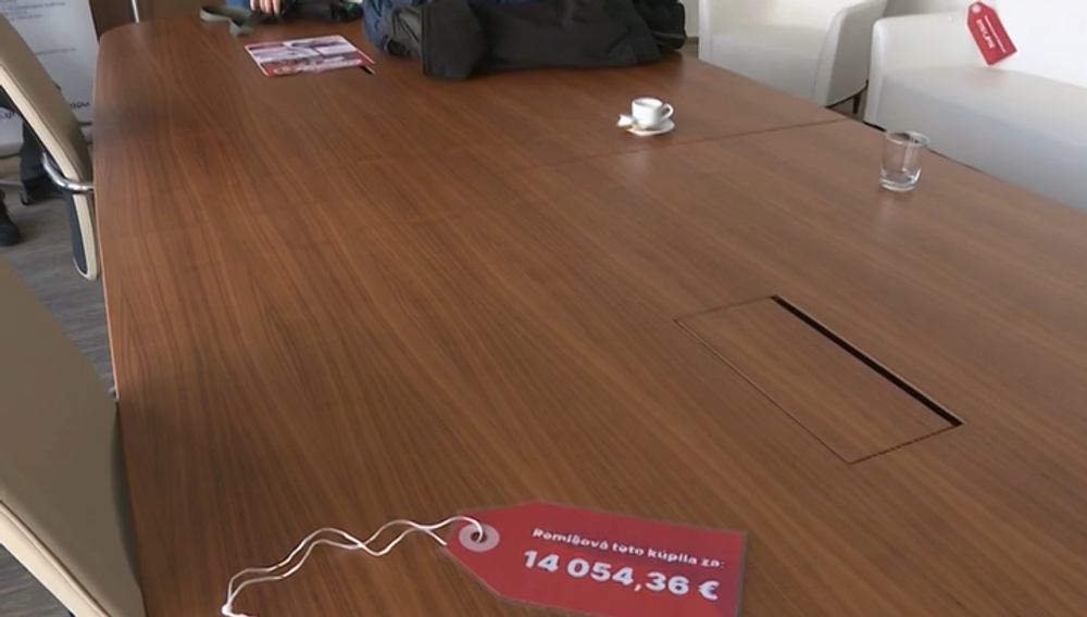 Stôl z ministerstva investícií, regionálneho rozvoja a informatizácie