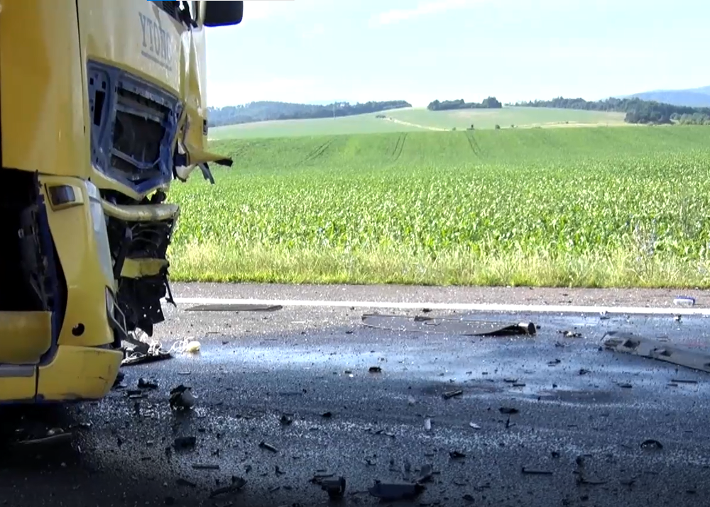 Tragická nehoda: Vodič auta sa zrazil s kamiónom, zrážku neprežil