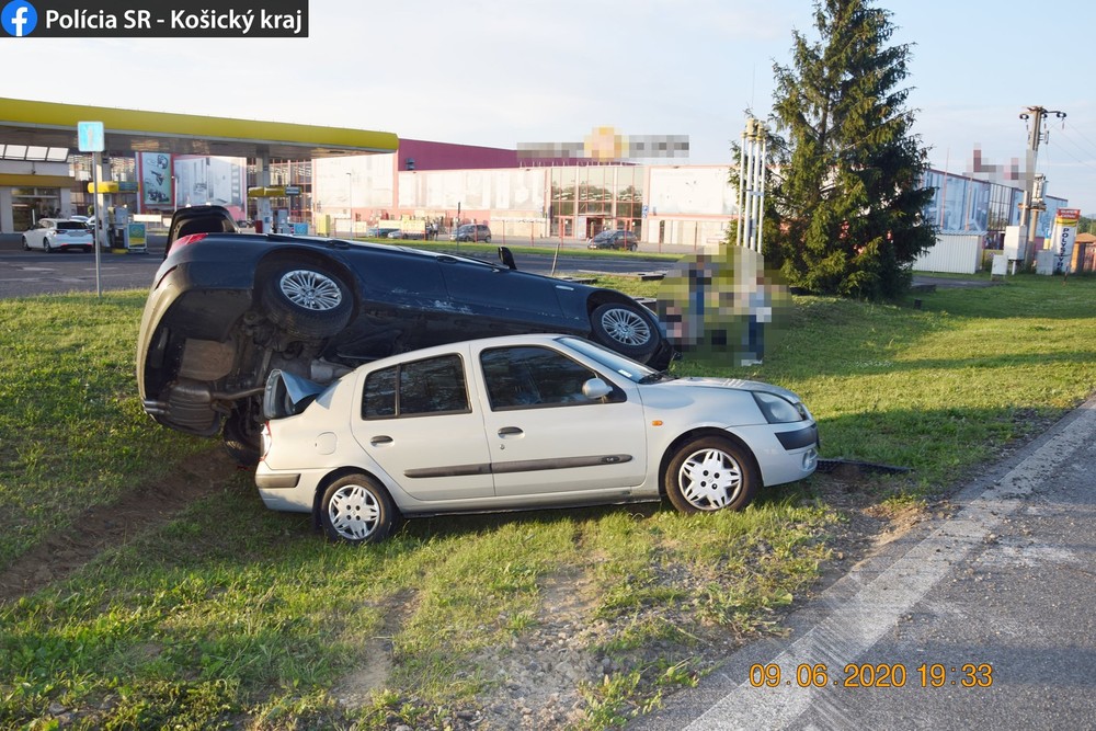 Pre predbiehaní skončil na streche pred ním idúceho auta, na krku má už obvinenie 