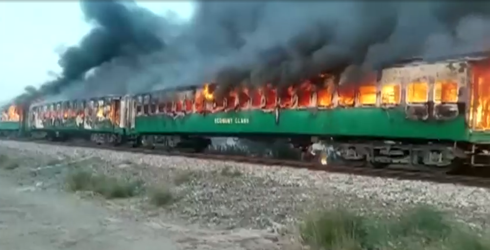 Idúci vlak zachvátil požiar, pripravil o život desiatky ľudí
