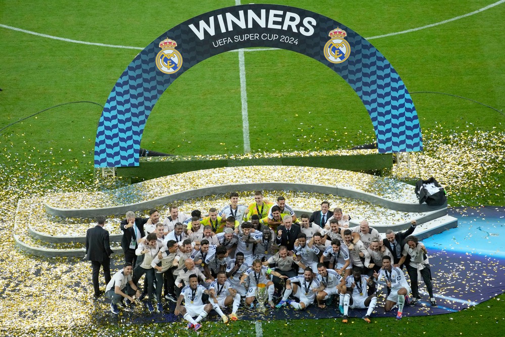 Futbalisti Realu Madrid oslavujú zisk Superpohára