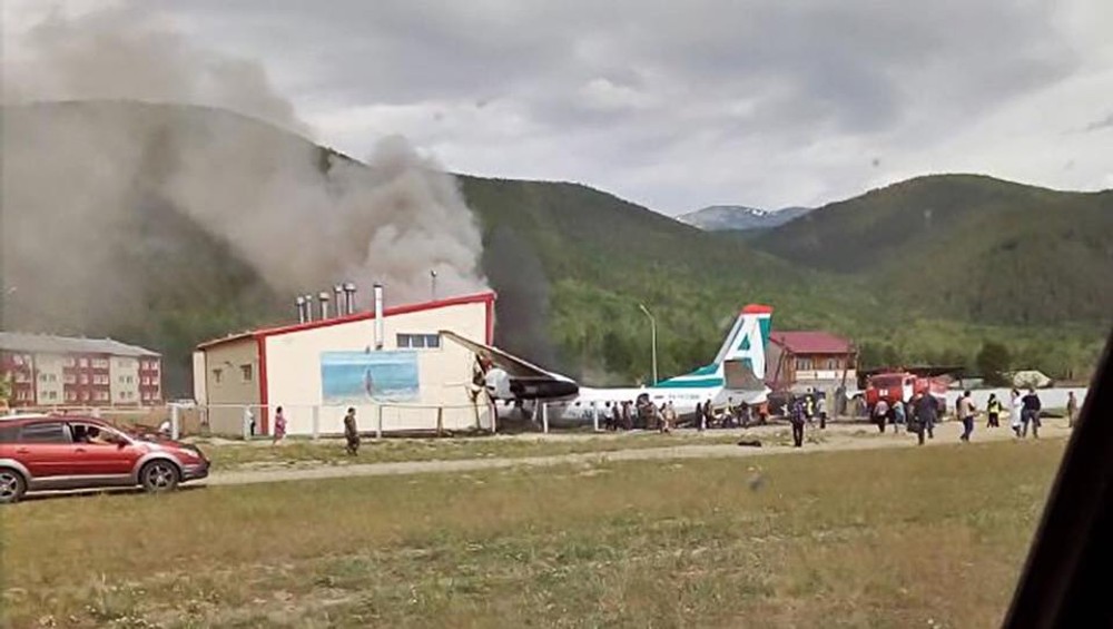 Lietadlo prešlo ranvej a po náraze do budovy vzplanulo