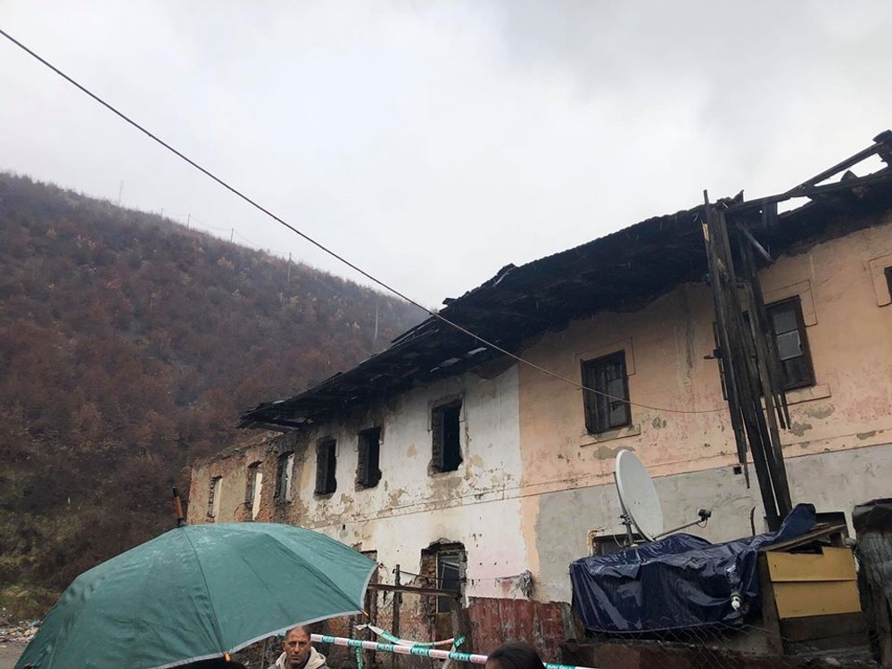 FOTO: Obyvateľom bytovky sa zrútila strecha. O strechu nad hlavou prišlo osemdesiat ľudí 