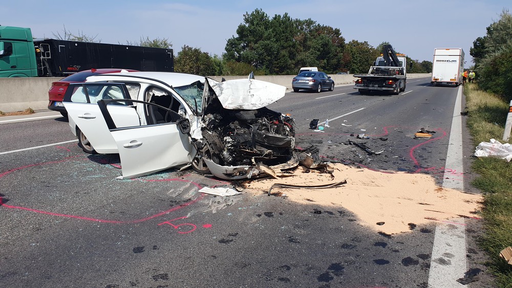 Nehoda kamiónu a osobného auta