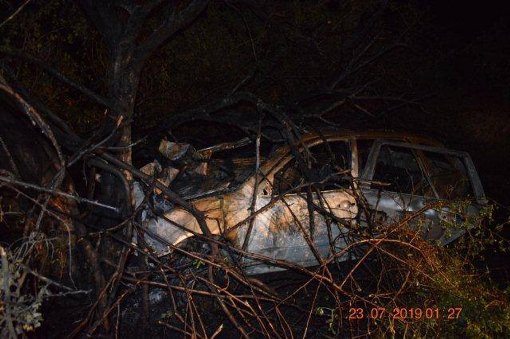 Tínedžeri narazili s autom do stromu. Vozidlo skončilo celé v plameňoch