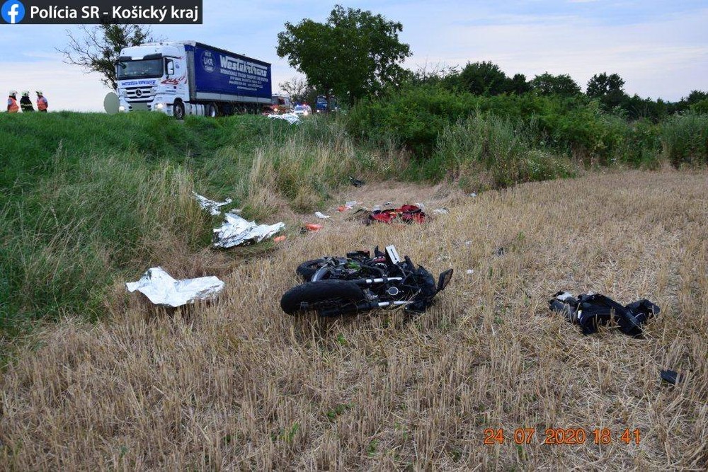 Po zrážke s traktorom vyhasol život motocyklistu  