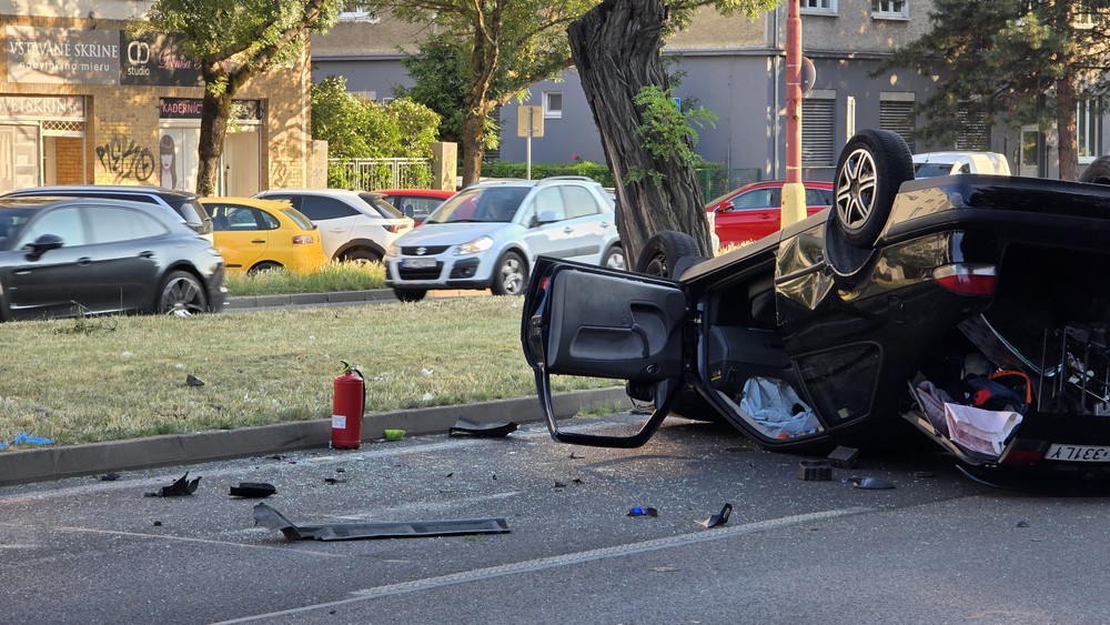 Auto skončilo po náraze na streche 