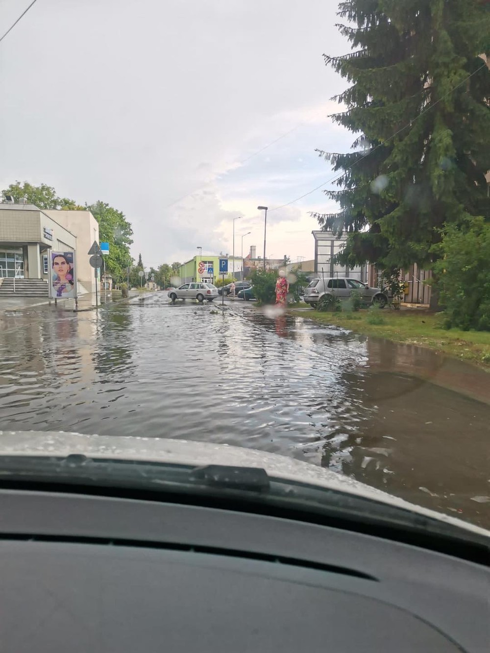 Silná búrka polámala stromy