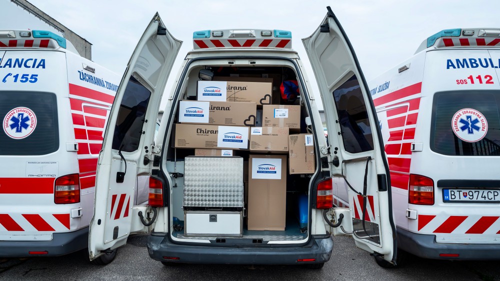 Sanitka so zdravotníckymi pomôckami pre Ukrajinu