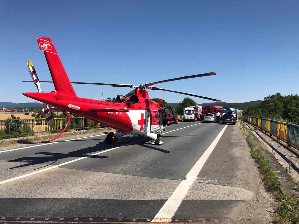 Vážna nehoda si vyžiadala výjazd leteckých záchranárov. Na ceste ostal prevrátený kamión
