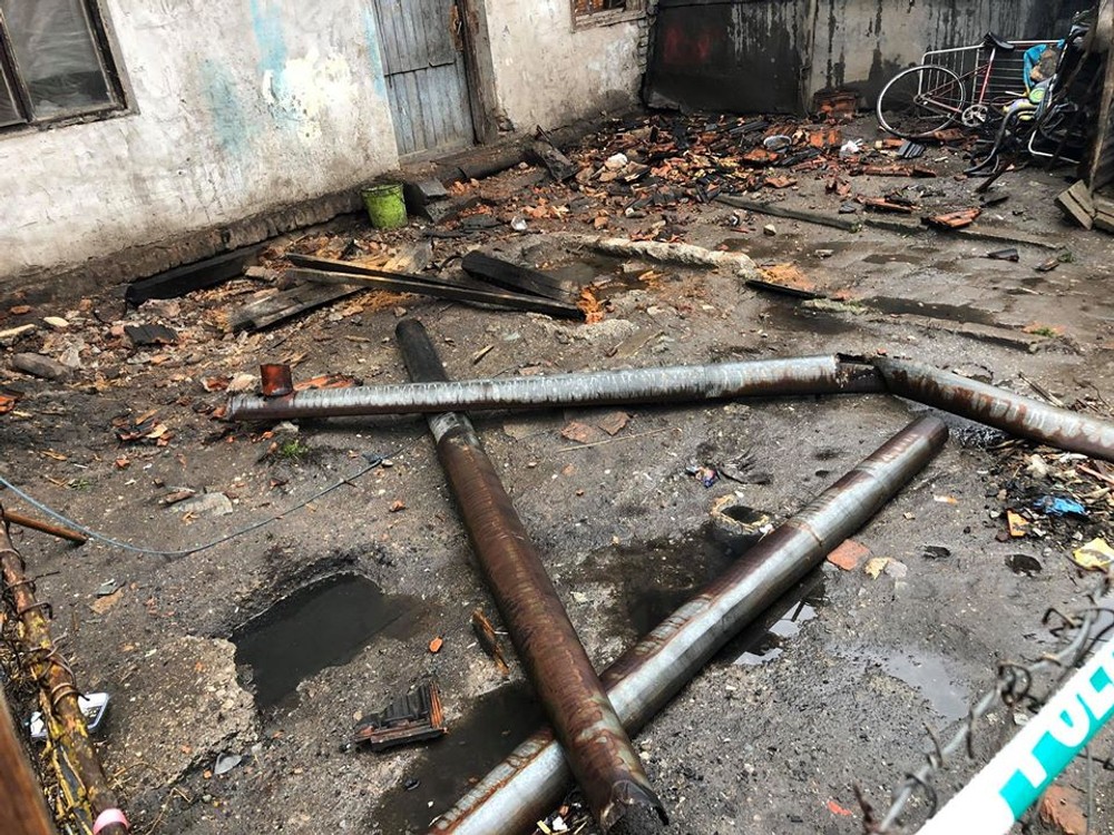 FOTO: Obyvateľom bytovky sa zrútila strecha. O strechu nad hlavou prišlo osemdesiat ľudí 