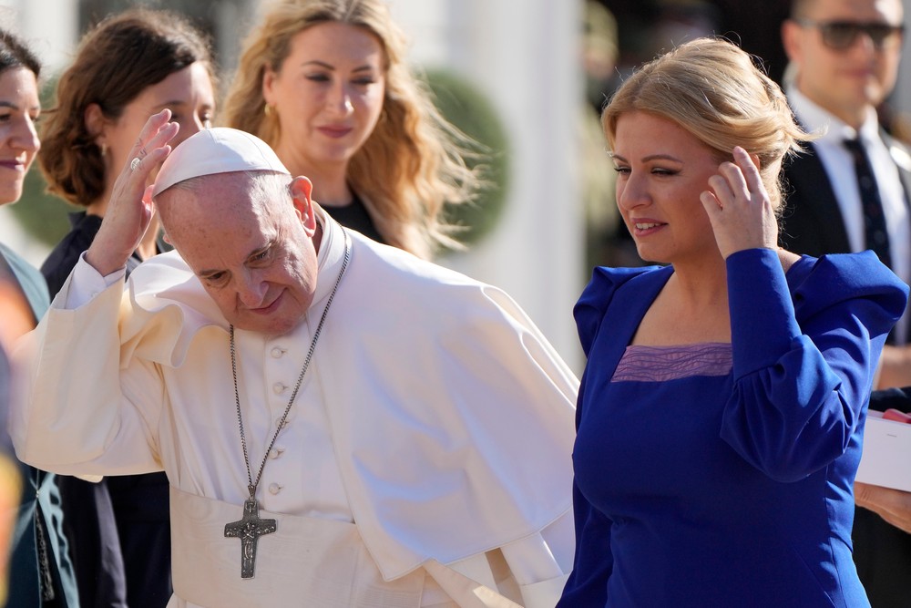 Pápež František pred Prezidentským palácom s preyidentkou Zuzanou Čaputovou