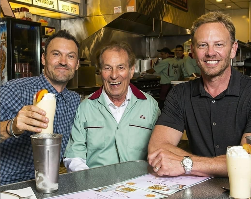 Joe E. Tata s kolegami zo seriálu