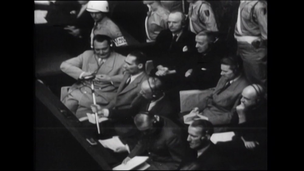 Záber z filmového záznamu vyhotoveného počas Norimberského procesu, ktorý zachytáva obžalovaných