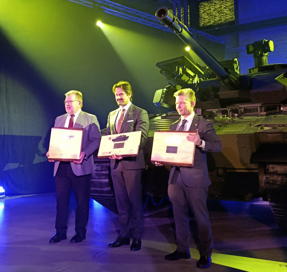 predstavitelia krajín pri predstavení bojového vozidla