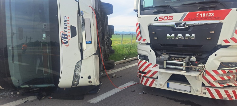 Prevrátený autobus na R1 (6)