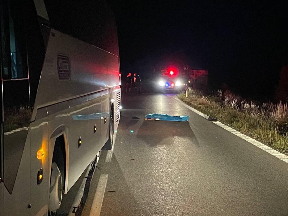 Nehoda muž pod autobusom