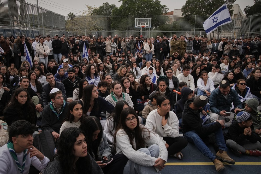 Israel_Palestinians021124