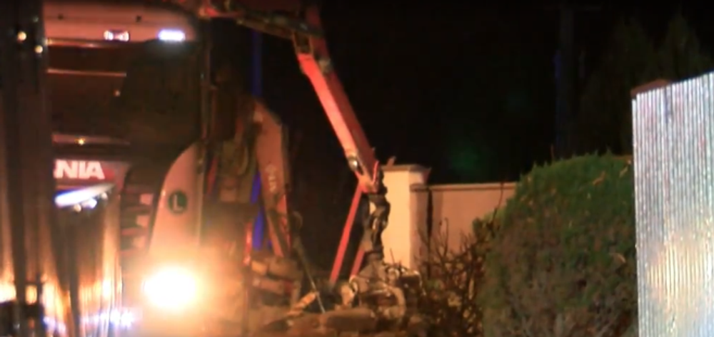 Vodičovi nákladiaku sa počas jazdy uvoľnila hydraulická ruka. Ničila všetko, čo jej stalo v ceste