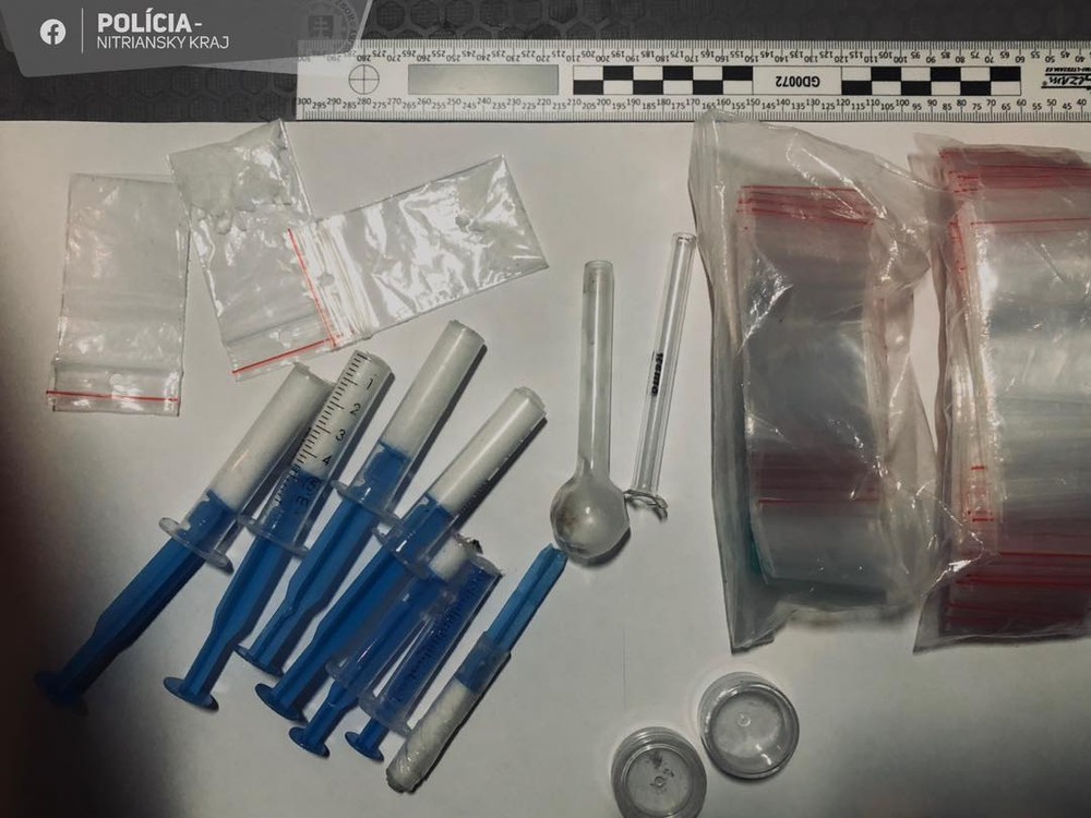 Nadrogovaný a bez vodičáku