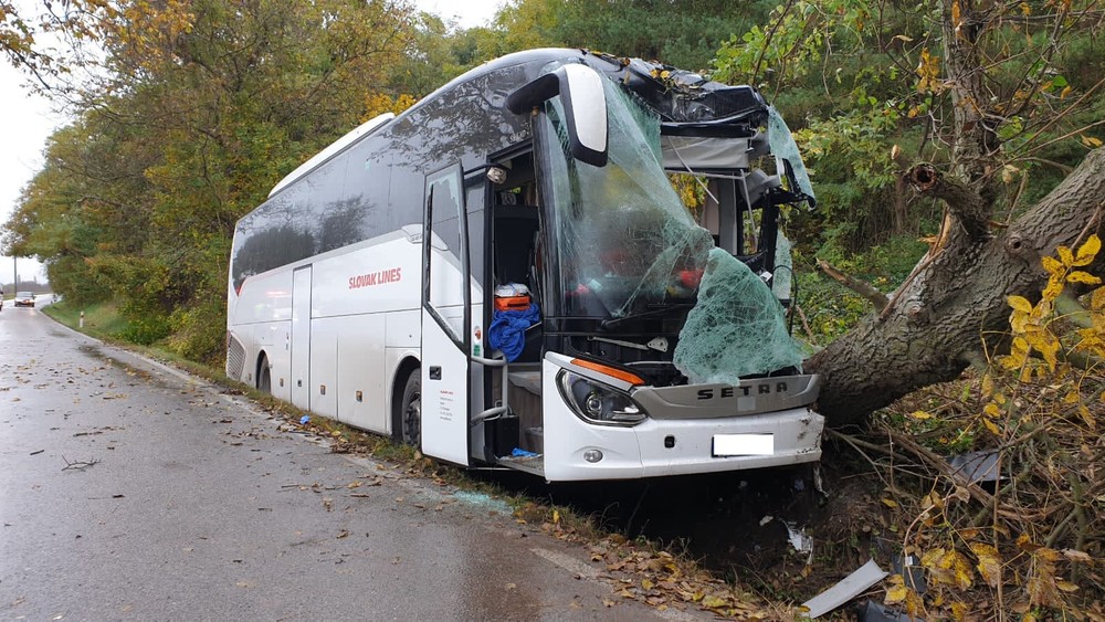 Tragická dopravná nehoda autobusu v obci Prievaly