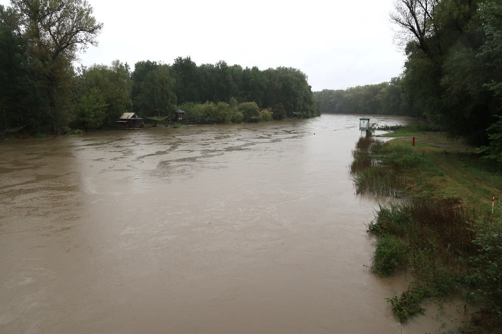 Hladina_rieky_Morava_pri_hranicnou_priechode_Moravsky_Svaty_Jan___Hohenau072168