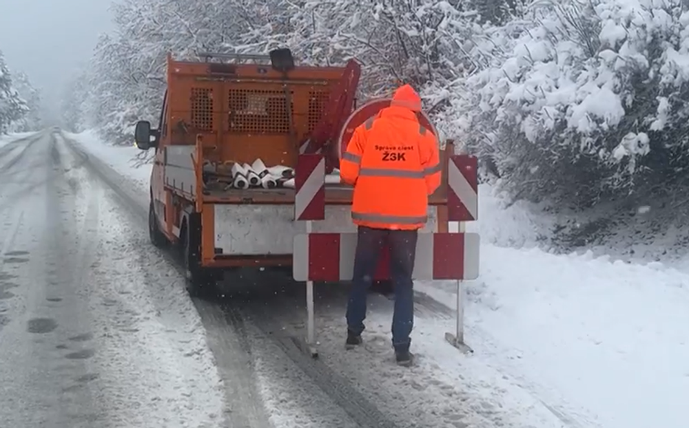 Prvý sneh komplikoval dopravu 12