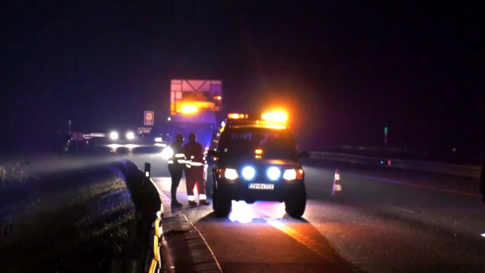 Dvojčlenná posádka auta sa vracala z pracovnej cesty.