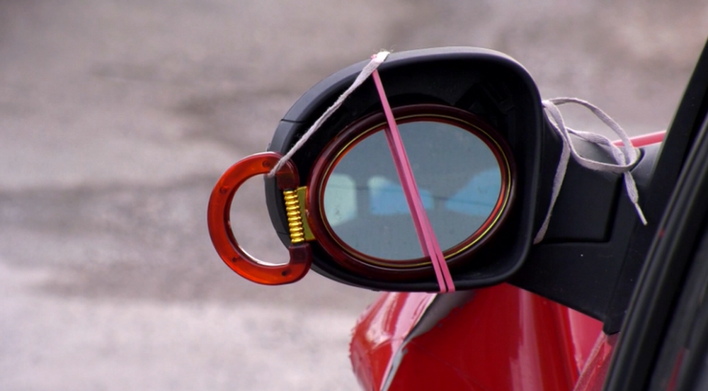 FOTO: Neuveríte, čím si vodič nahradil spätné zrkadlo! Kozmetické zrkadielko upevnil šnúrkami od topánok 