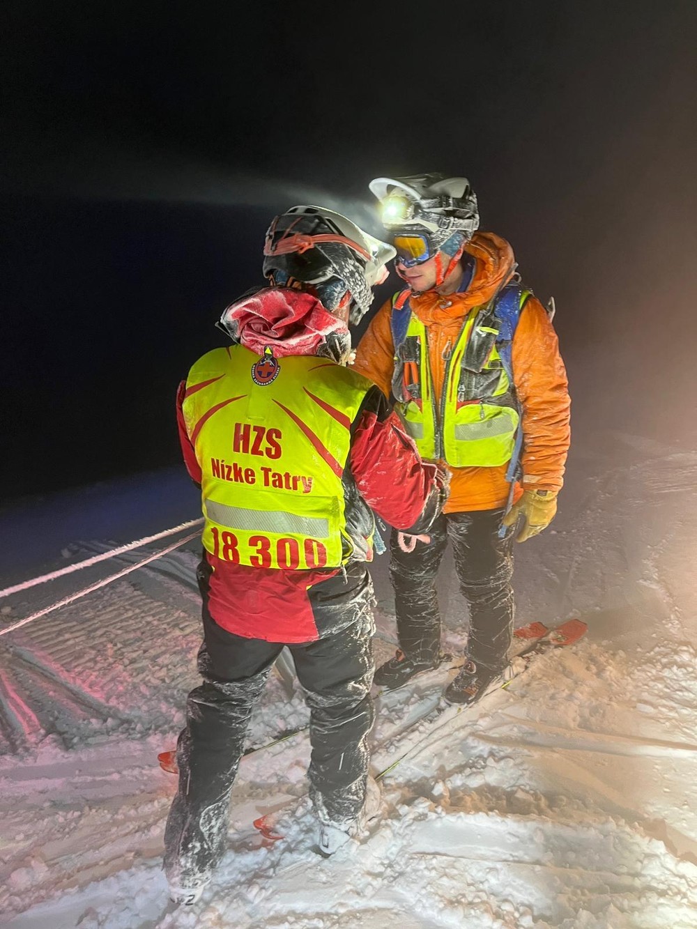 Štvorica turistov uviazla na hrebeni Nízkych Tatier