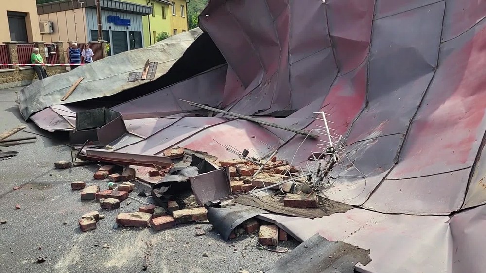 [multi] Spadnutá strecha búrka 390