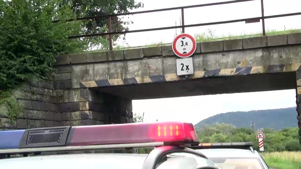 [multi] Zapadnutý kamión 3904