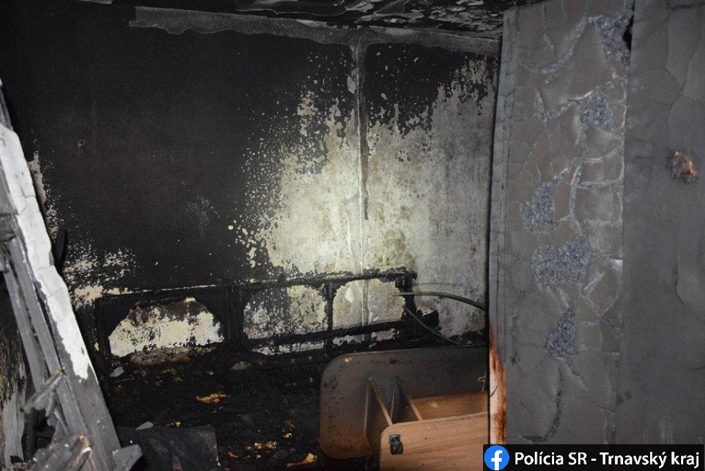 Byt zhorel do tla. Pri záchrane sa zranili aj traja policajti