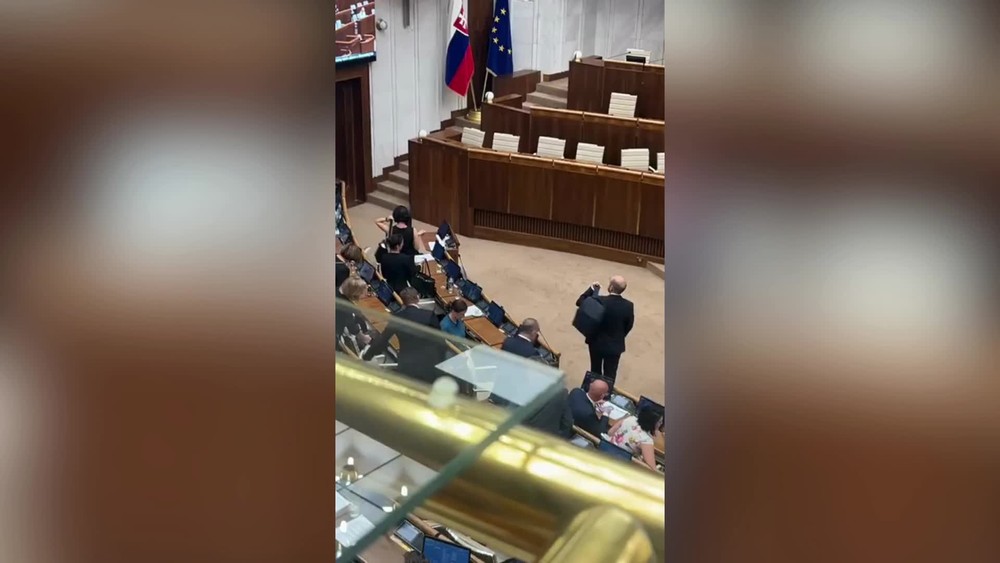 [multi] Odchod poslancov zo sály 799