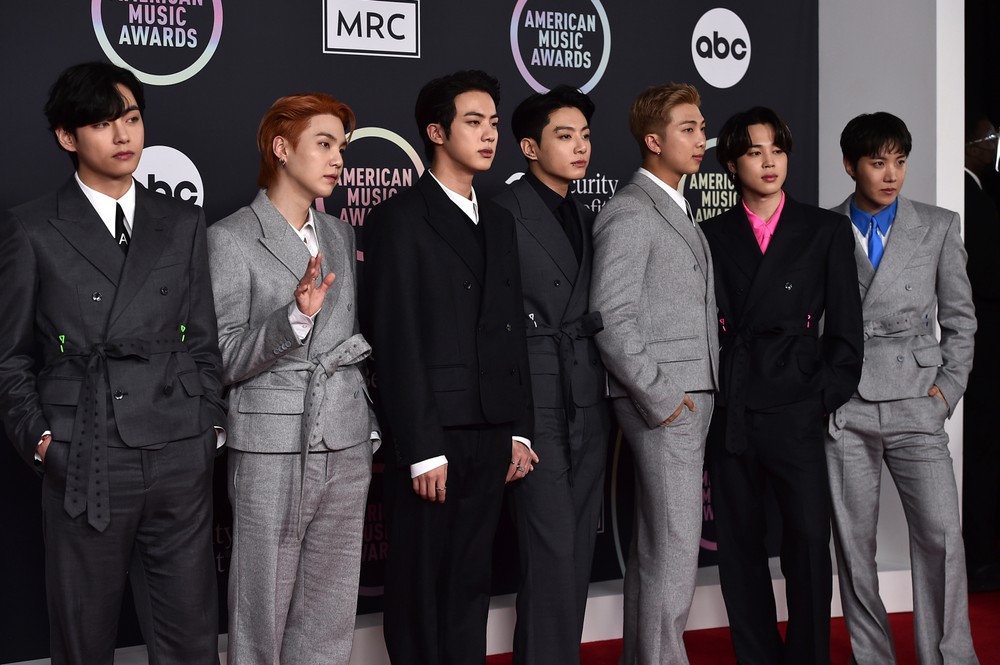 2021_American_Music_Awards_-_Arrivals_32737-aa02b9e5fbed4bb0ac0290d02eda8510