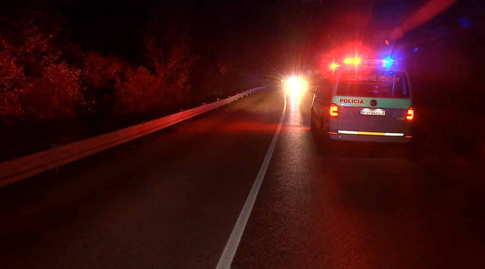 Vodič zaparkoval na streche. Do priekopy vzal zo sebou zábradlie aj zvodidlo