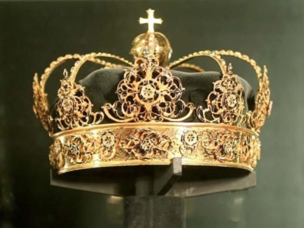 Zlodeji ukradli kráľovské koruny aj klenoty. Z katedrály utiekli na motorovom člne