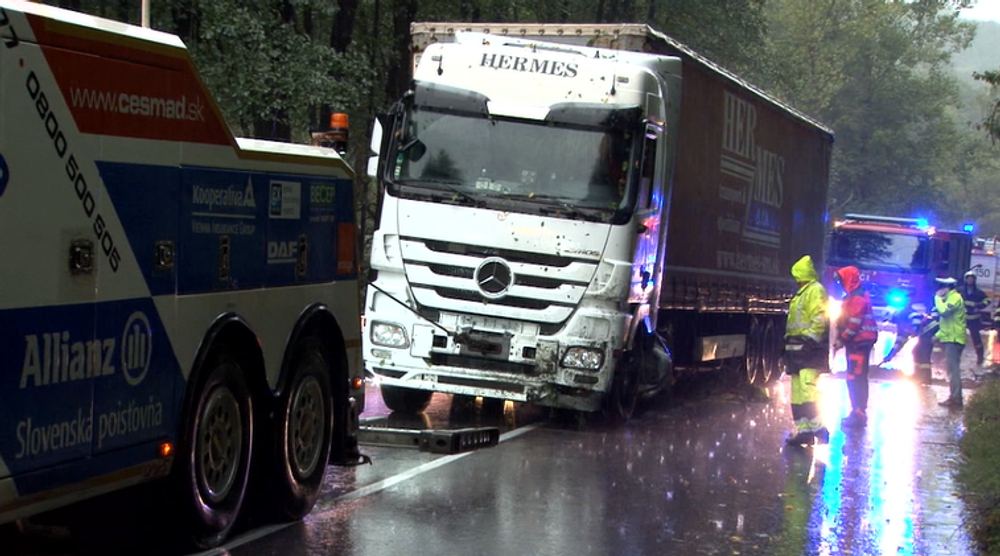Zrážka kamiónu s osobným autom mala takmer fatálne následky. Náves skrížilo cez oba pruhy 