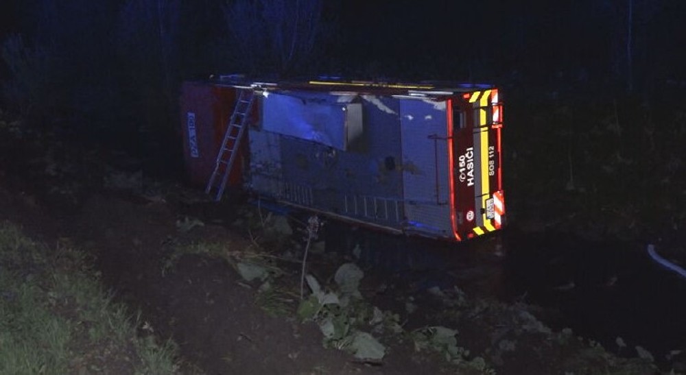 Hasiči na ceste k požiaru havarovali Cisterna skončila v potoku (5)