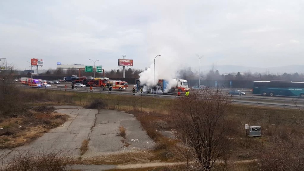 Požiar na diaľnici2133