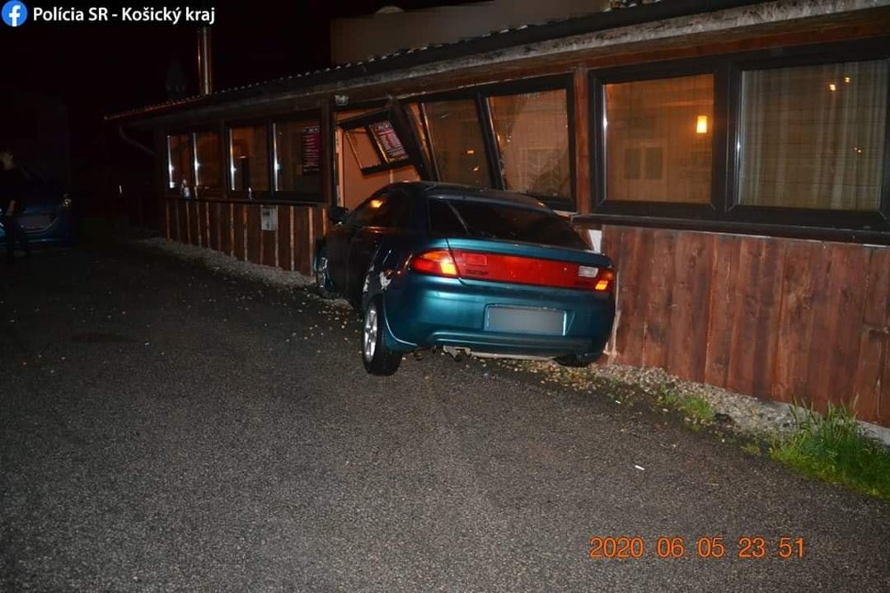 Vodič narazil do baru