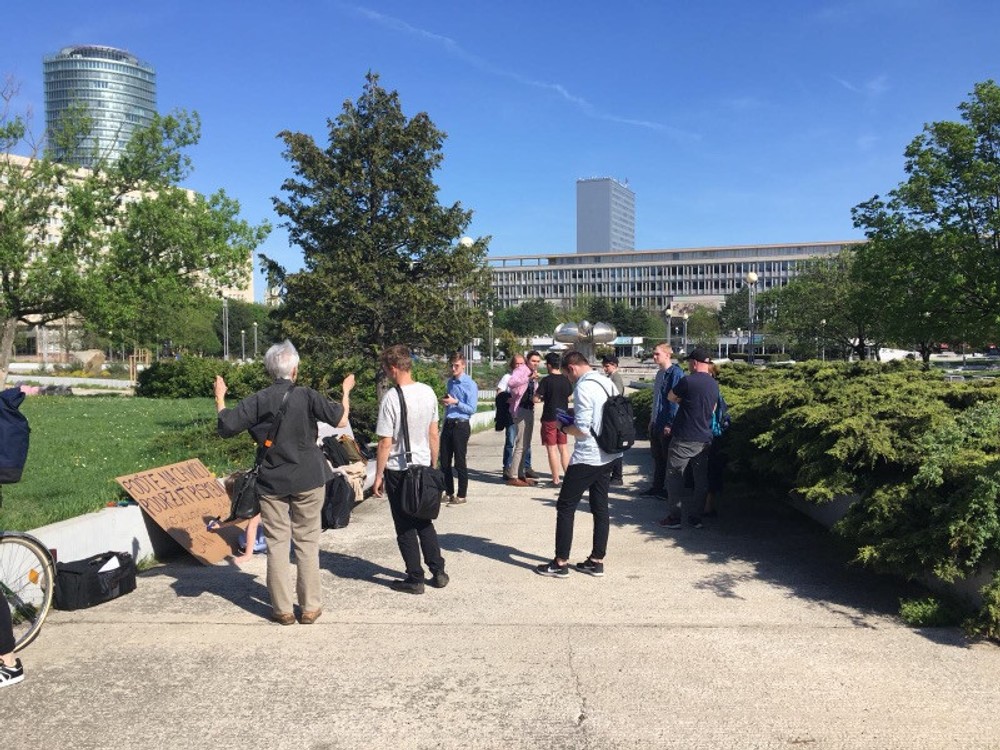 Protest pred vládou 