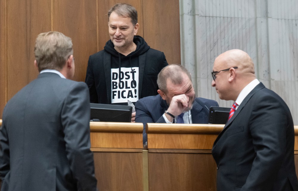 44. schôdza Národnej rady SR - mimoriadna. Vyslovenie nedôvery ministrovi dopravy SR Jozefovi Rážovi.