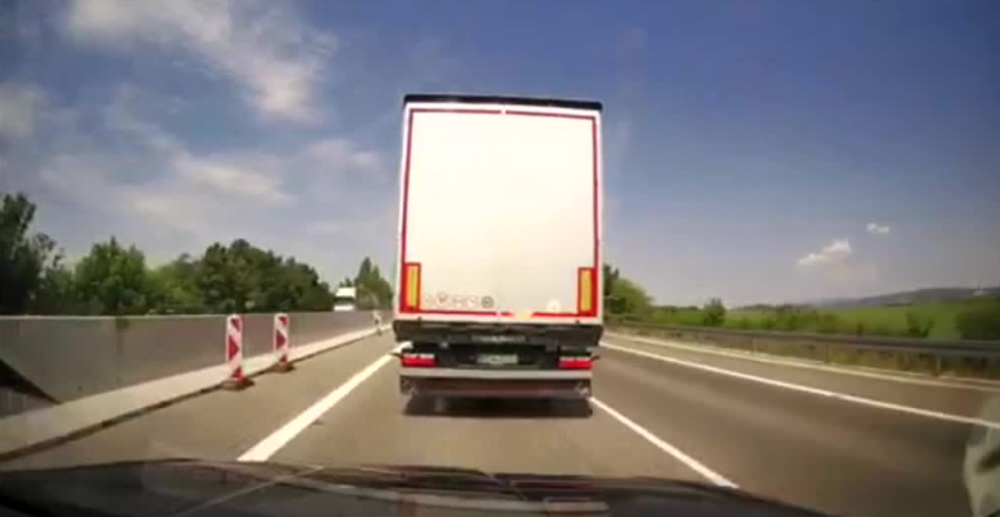 Šialený kamionista vytláčal autá do zvodidiel 