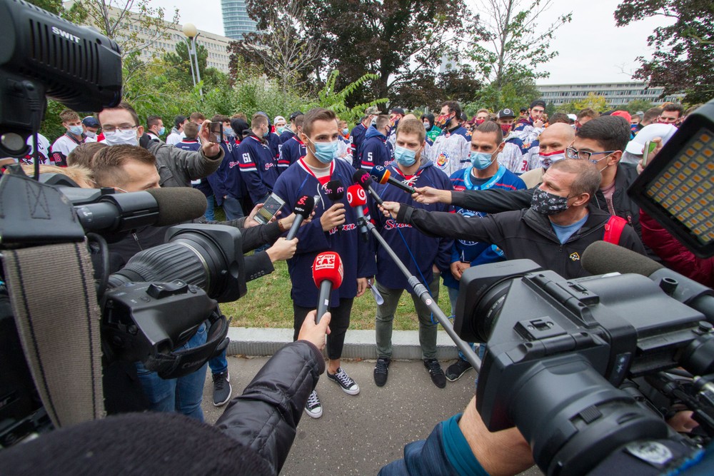 Hokejisti zablokovali úrad vlády. Opatrenia definitívne pochovajú slovenskú ligu, odkazujú vláde 