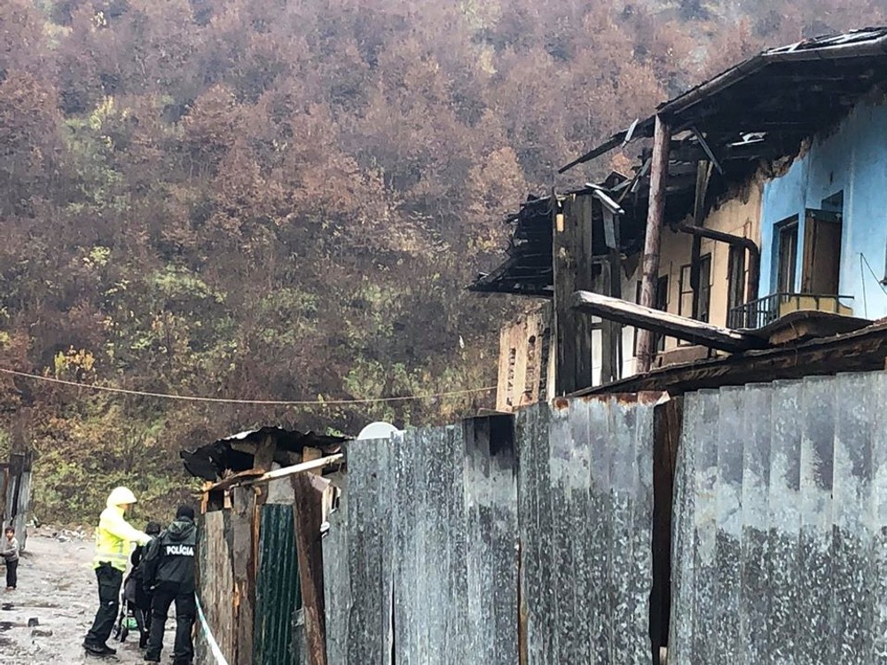 FOTO: Obyvateľom bytovky sa zrútila strecha. O strechu nad hlavou prišlo osemdesiat ľudí 