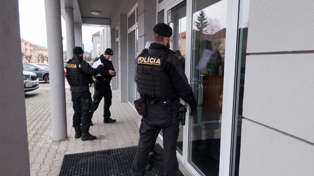 Polícia obvinila matku a jej druha z týrania (7)