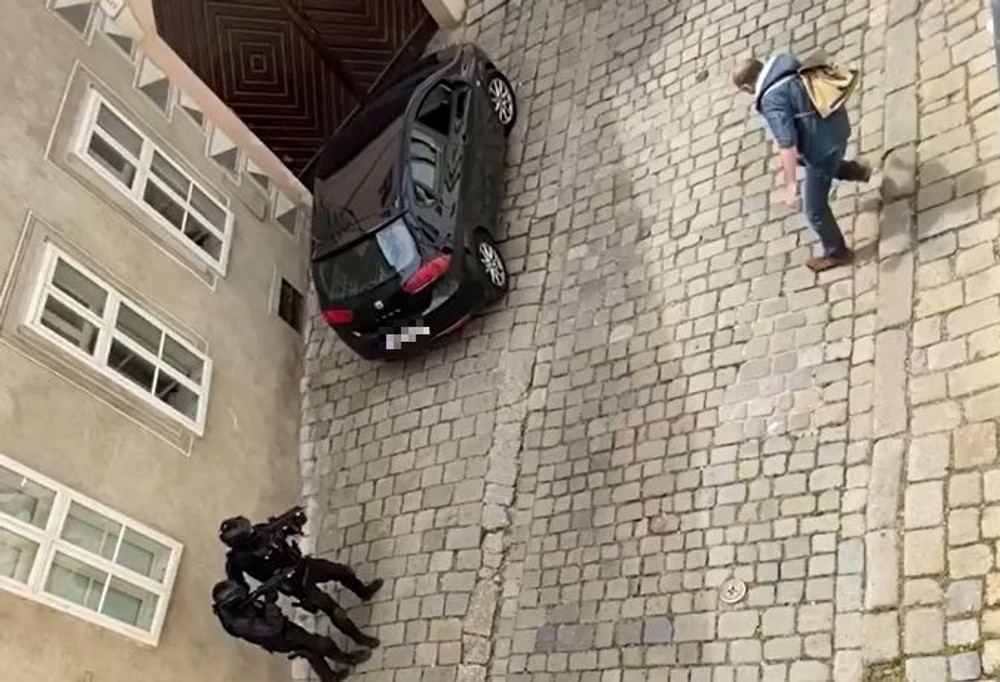 V centre Bratislavy spacifikovali ozbrojeného muža, v okolí ostávajú pyrotechnici