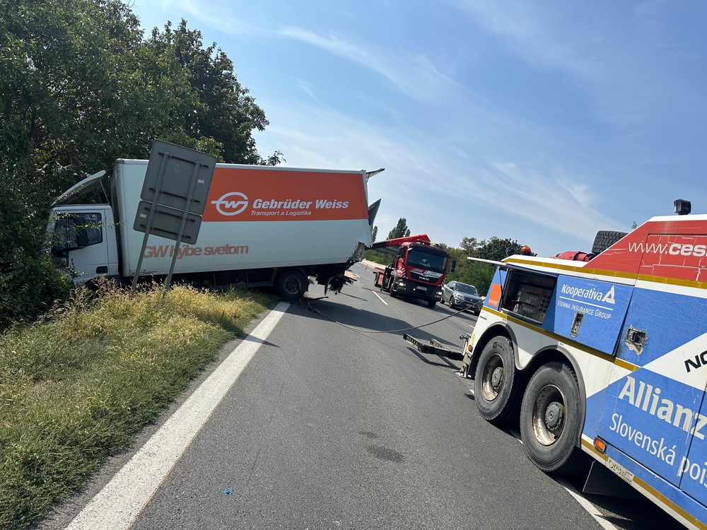 Nehoda kamiónu a dodávky