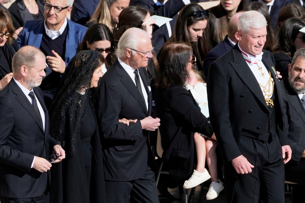 Švédsky kráľ Carl XVI Gustaf (uprostred) a švédska kráľovná Silvia